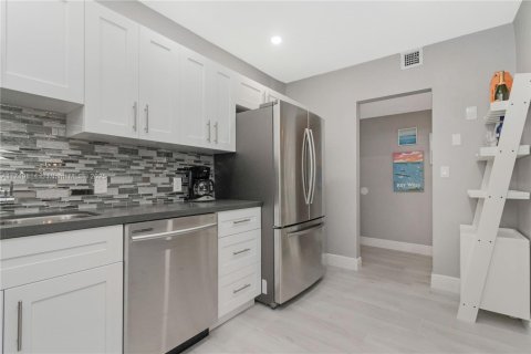 Condo in Sunny Isles Beach, Florida, 2 bedrooms  № 1702390 - photo 28