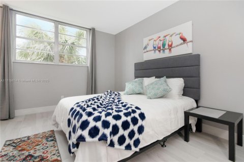 Condo in Sunny Isles Beach, Florida, 2 bedrooms  № 1702390 - photo 25