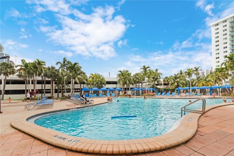 Condo in Sunny Isles Beach, Florida, 2 bedrooms  № 1702390 - photo 30