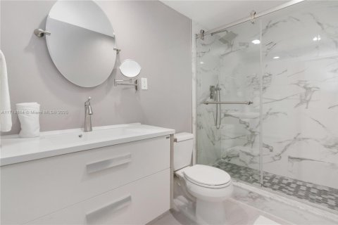 Condo in Sunny Isles Beach, Florida, 2 bedrooms  № 1702390 - photo 10