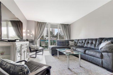 Condo in Sunny Isles Beach, Florida, 2 bedrooms  № 1702390 - photo 15