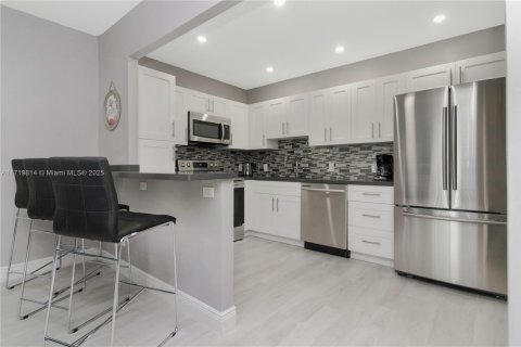 Condo in Sunny Isles Beach, Florida, 2 bedrooms  № 1702390 - photo 4