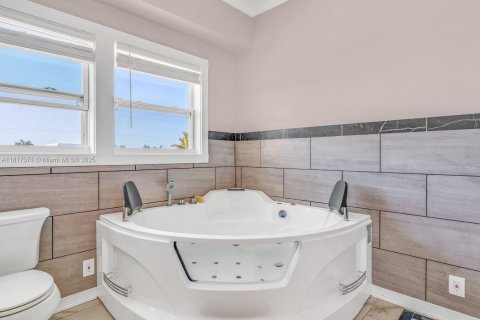 Villa ou maison à vendre à Marathon, Floride: 6 chambres, 306.21 m2 № 1958215 - photo 4