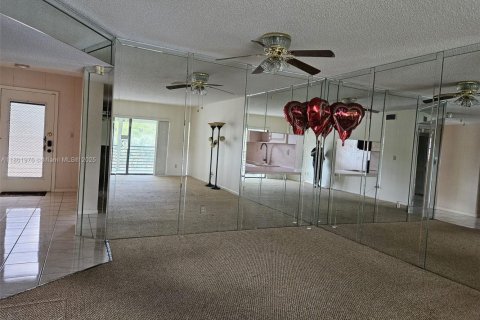 Copropriété à vendre à Tamarac, Floride: 2 chambres, 117.99 m2 № 1688756 - photo 12