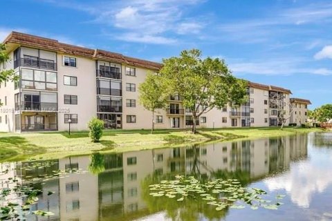 Copropriété à vendre à Tamarac, Floride: 2 chambres, 117.99 m2 № 1688756 - photo 1