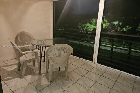 Copropriété à vendre à Tamarac, Floride: 2 chambres, 117.99 m2 № 1688756 - photo 6