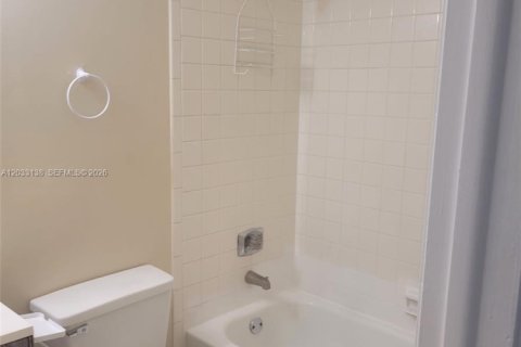 Copropriété à louer à Pembroke Pines, Floride: 2 chambres, 84.91 m2 № 2085279 - photo 3
