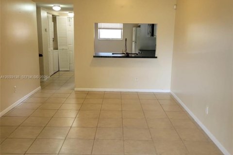 Copropriété à louer à Pembroke Pines, Floride: 2 chambres, 84.91 m2 № 2085279 - photo 8