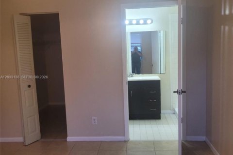 Copropriété à louer à Pembroke Pines, Floride: 2 chambres, 84.91 m2 № 2085279 - photo 12