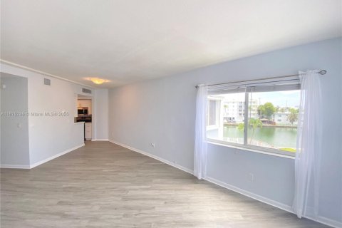 Condominio en alquiler en Miami Beach, Florida, 1 dormitorio, 61.59 m2 № 1926428 - foto 1