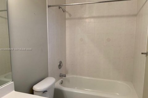 Снять в аренду таунхаус в Дания-Бич, Флорида 3 спальни, 128.39м2, № 2069129 - фото 12