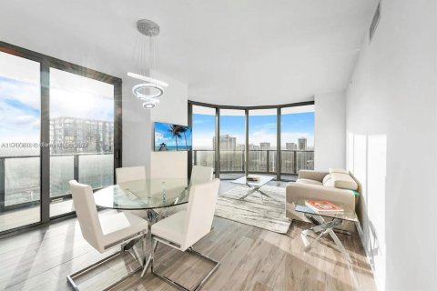 Condominio en venta en Miami, Florida, 3 dormitorios, 134.89 m2 № 1985111 - foto 1