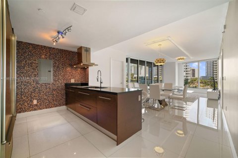 Condo in Miami, Florida, 2 bedrooms  № 1889436 - photo 1