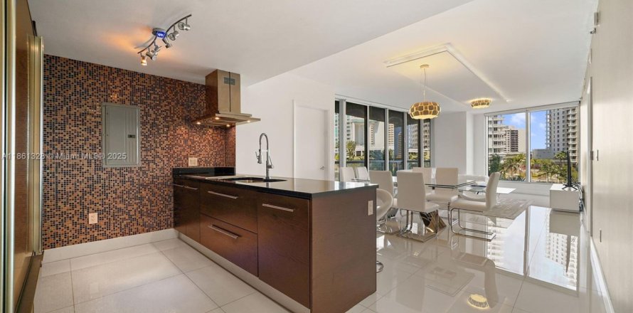 Condo in Miami, Florida, 2 bedrooms  № 1889436