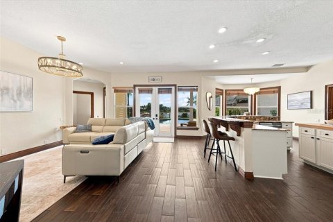 House in Tampa, Florida 5 bedrooms, 298.03 sq.m. № 2226295 - photo 28