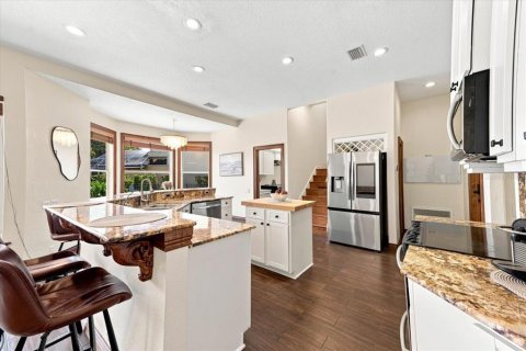 House in Tampa, Florida 5 bedrooms, 298.03 sq.m. № 2226295 - photo 26