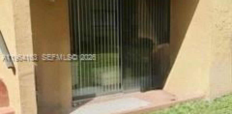 Кондоминиум с 3 спальнями в Майами, Флорида № 2046213