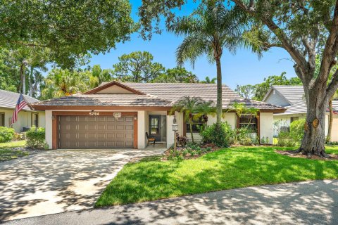 House in Jupiter, Florida 3 bedrooms, 149.48 sq.m. № 2249318 - photo 2