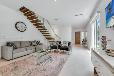 Снять в аренду таунхаус в Майами, Флорида 3 спальни, 195.09м2, № 1969411 - фото 3