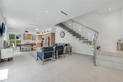 Снять в аренду таунхаус в Майами, Флорида 3 спальни, 195.09м2, № 1969411 - фото 1