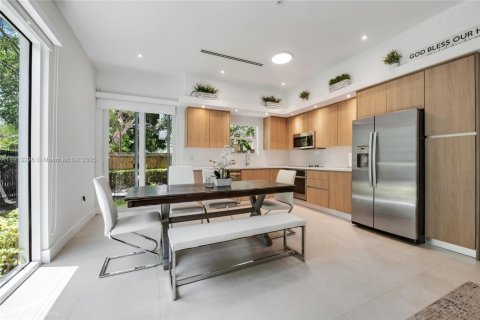 Снять в аренду таунхаус в Майами, Флорида 3 спальни, 195.09м2, № 1969411 - фото 5