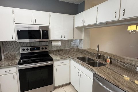 Townhouse in Tampa, Florida 2 bedrooms, 110 sq.m. № 2234068 - photo 3