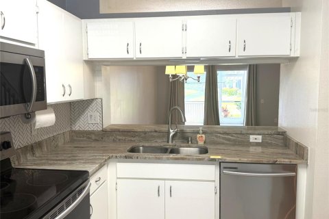 Townhouse in Tampa, Florida 2 bedrooms, 110 sq.m. № 2234068 - photo 5