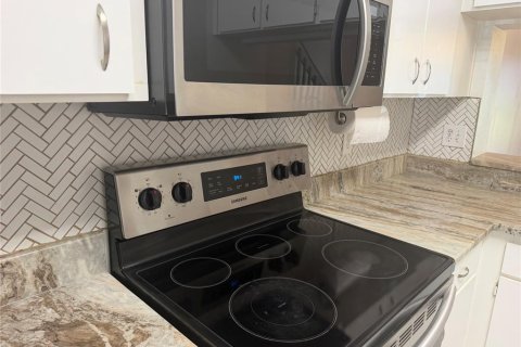Townhouse in Tampa, Florida 2 bedrooms, 110 sq.m. № 2234068 - photo 4