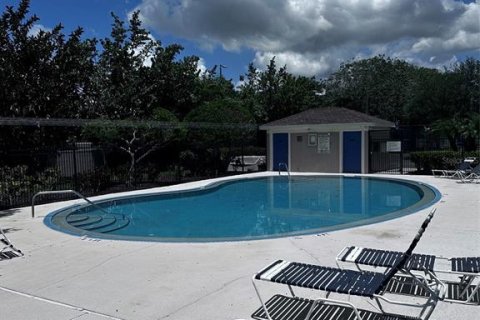 Townhouse in Tampa, Florida 2 bedrooms, 110 sq.m. № 2234068 - photo 25
