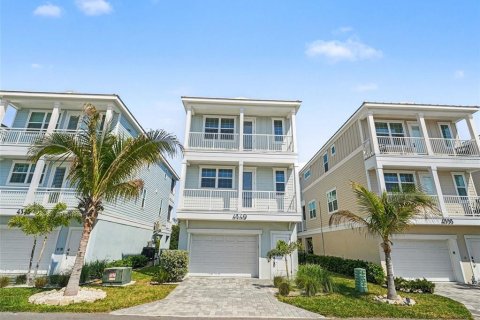 House in HUNTERS POINT in Cortez, Florida 3 bedrooms, 154.03 sq.m. № 2116146