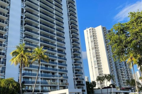 Condo in Aventura, Florida, 2 bedrooms  № 1699189 - photo 10