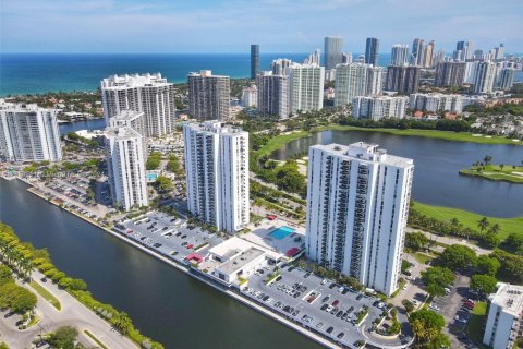 Condo in Aventura, Florida, 2 bedrooms  № 1699189 - photo 1