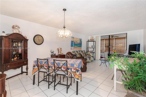 Copropriété à vendre à Lauderdale Lakes, Floride: 2 chambres, 93.83 m2 № 2013009 - photo 8