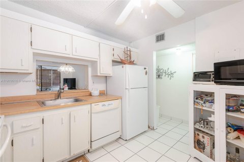 Copropriété à vendre à Lauderdale Lakes, Floride: 2 chambres, 93.83 m2 № 2013009 - photo 2