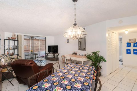 Copropriété à vendre à Lauderdale Lakes, Floride: 2 chambres, 93.83 m2 № 2013009 - photo 11