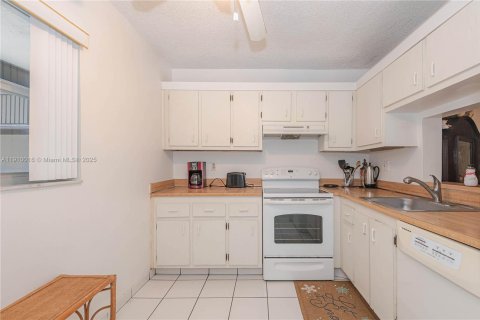 Copropriété à vendre à Lauderdale Lakes, Floride: 2 chambres, 93.83 m2 № 2013009 - photo 4