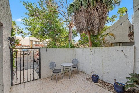 Touwnhouse à vendre à Miami, Floride: 2 chambres, 128.02 m2 № 2059627 - photo 3