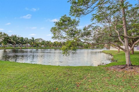 Touwnhouse à vendre à Miami, Floride: 2 chambres, 128.02 m2 № 2059627 - photo 29