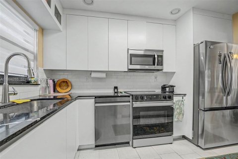 Touwnhouse à vendre à Miami, Floride: 2 chambres, 128.02 m2 № 2059627 - photo 6