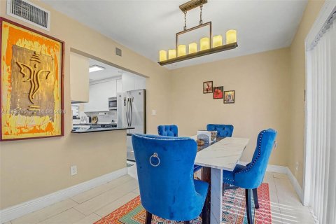 Touwnhouse à vendre à Miami, Floride: 2 chambres, 128.02 m2 № 2059627 - photo 10