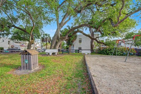 Touwnhouse à vendre à Miami, Floride: 2 chambres, 128.02 m2 № 2059627 - photo 28