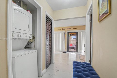 Touwnhouse à vendre à Miami, Floride: 2 chambres, 128.02 m2 № 2059627 - photo 12