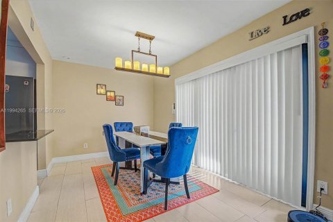 Touwnhouse à vendre à Miami, Floride: 2 chambres, 128.02 m2 № 2059627 - photo 9