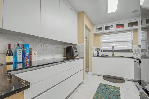 Touwnhouse à vendre à Miami, Floride: 2 chambres, 128.02 m2 № 2059627 - photo 7