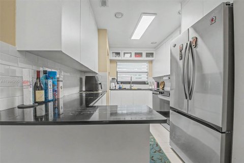 Touwnhouse à vendre à Miami, Floride: 2 chambres, 128.02 m2 № 2059627 - photo 8