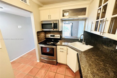 Купить кондоминиум в Майами, Флорида 1 спальня, 65.96м2, № 1775895 - фото 11