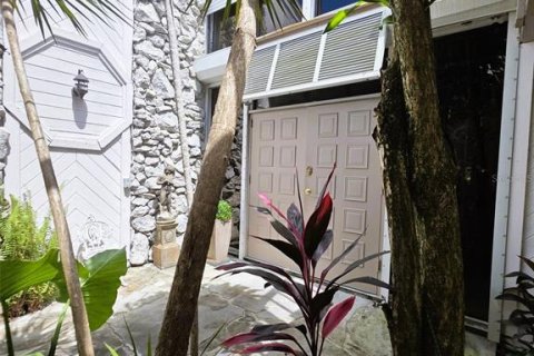 Condo in Lutz, Florida, 5 bedrooms  № 2388344 - photo 7