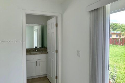 Снять в аренду таунхаус в Холливуд, Флорида 3 спальни, 111.48м2, № 2000582 - фото 9