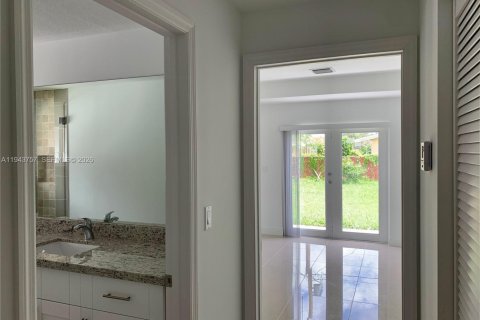 Снять в аренду таунхаус в Холливуд, Флорида 3 спальни, 111.48м2, № 2000582 - фото 10