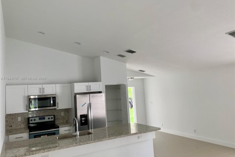 Снять в аренду таунхаус в Холливуд, Флорида 3 спальни, 111.48м2, № 2000582 - фото 3